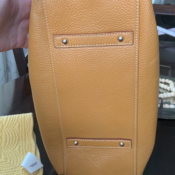 Dooney & Bourke Pebble Logo Lock Large Sac in natural. - Picture 11 of 15